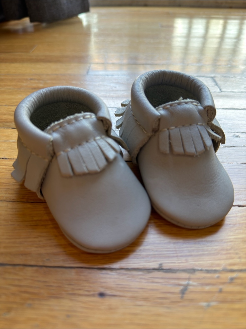 FRESHLY PICKED Soft Fringe Baby Moccasins in Light Grey SIZE 0